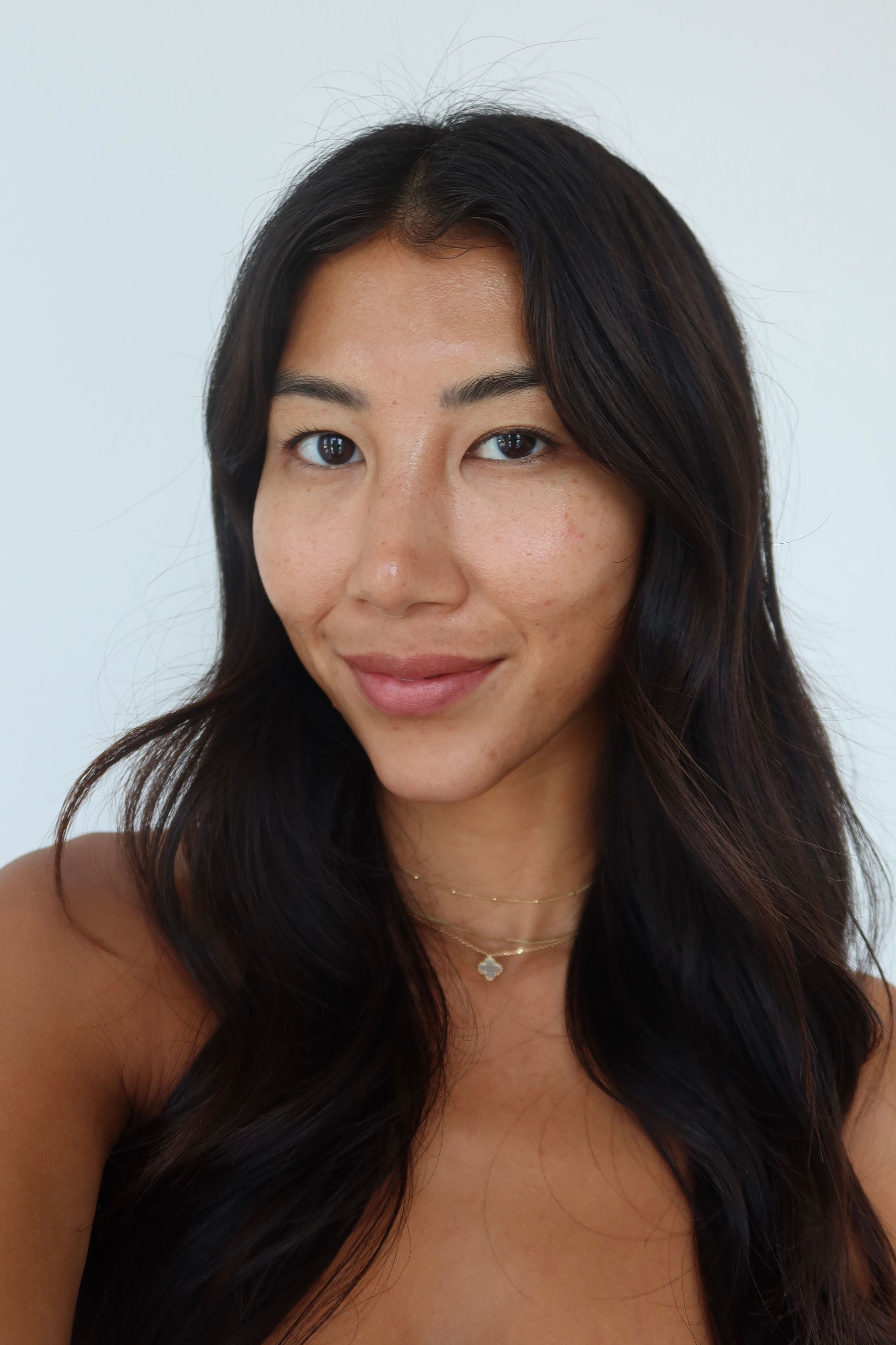 Glowing skin replacing highlighter
