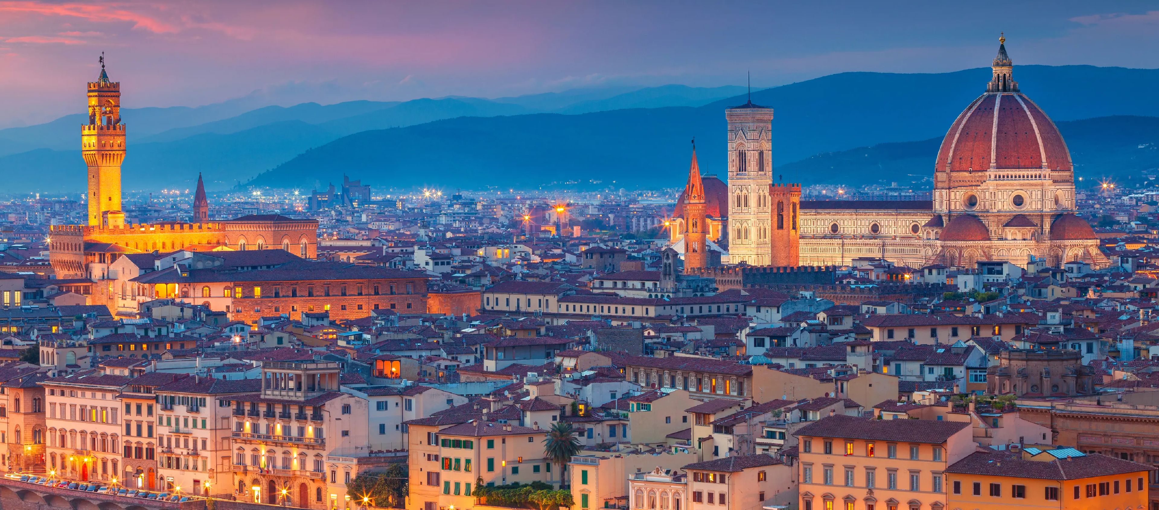 O horizonte de Florença, Itália, ao anoitecer, incluindo o Duomo e o Palazzo Vecchio, para uma publicação no blog sobre contratação de talentos na Itália.