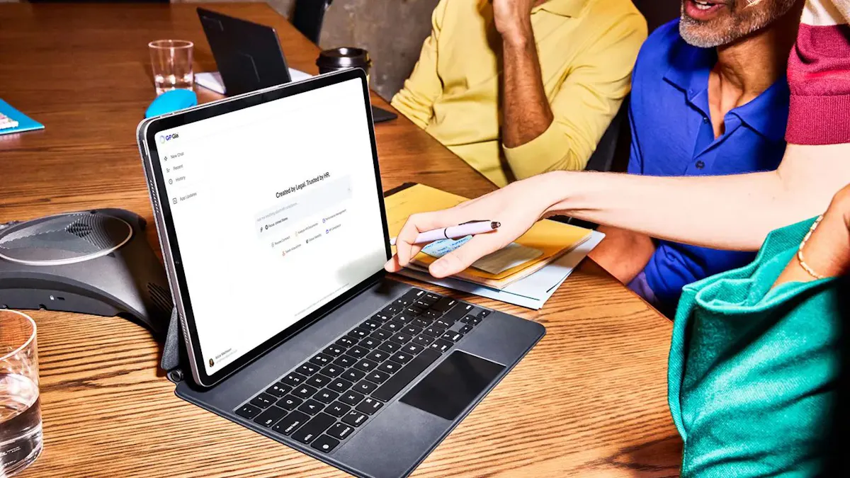 grupa profesjonalistów patrzących na G-P Gia na laptopie​​ 