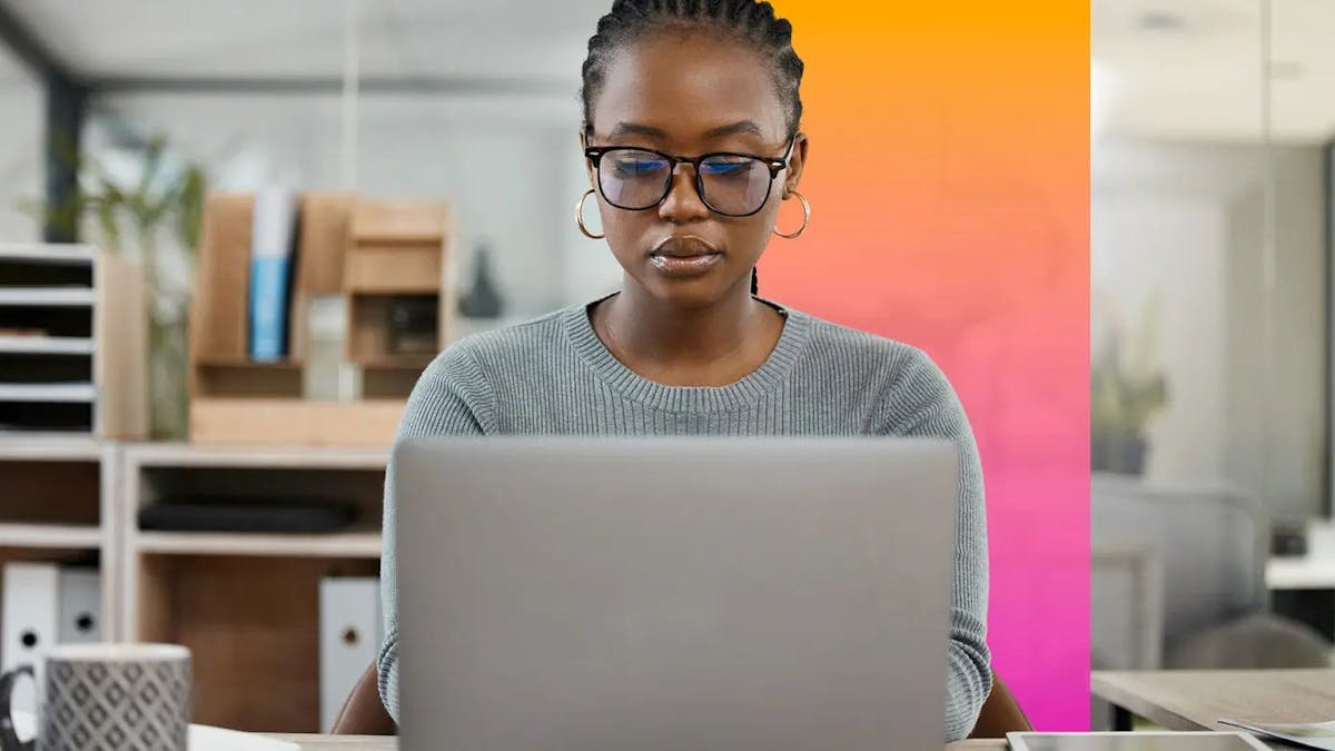 Donna che lavora su un laptop in ufficio