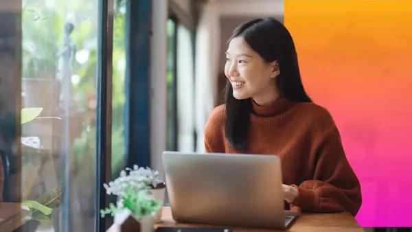 Mulher trabalhando e olhando para uma janela