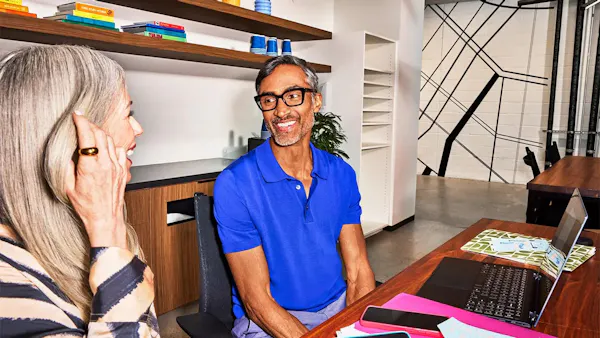 Affärskvinna som står på kontoret och ler