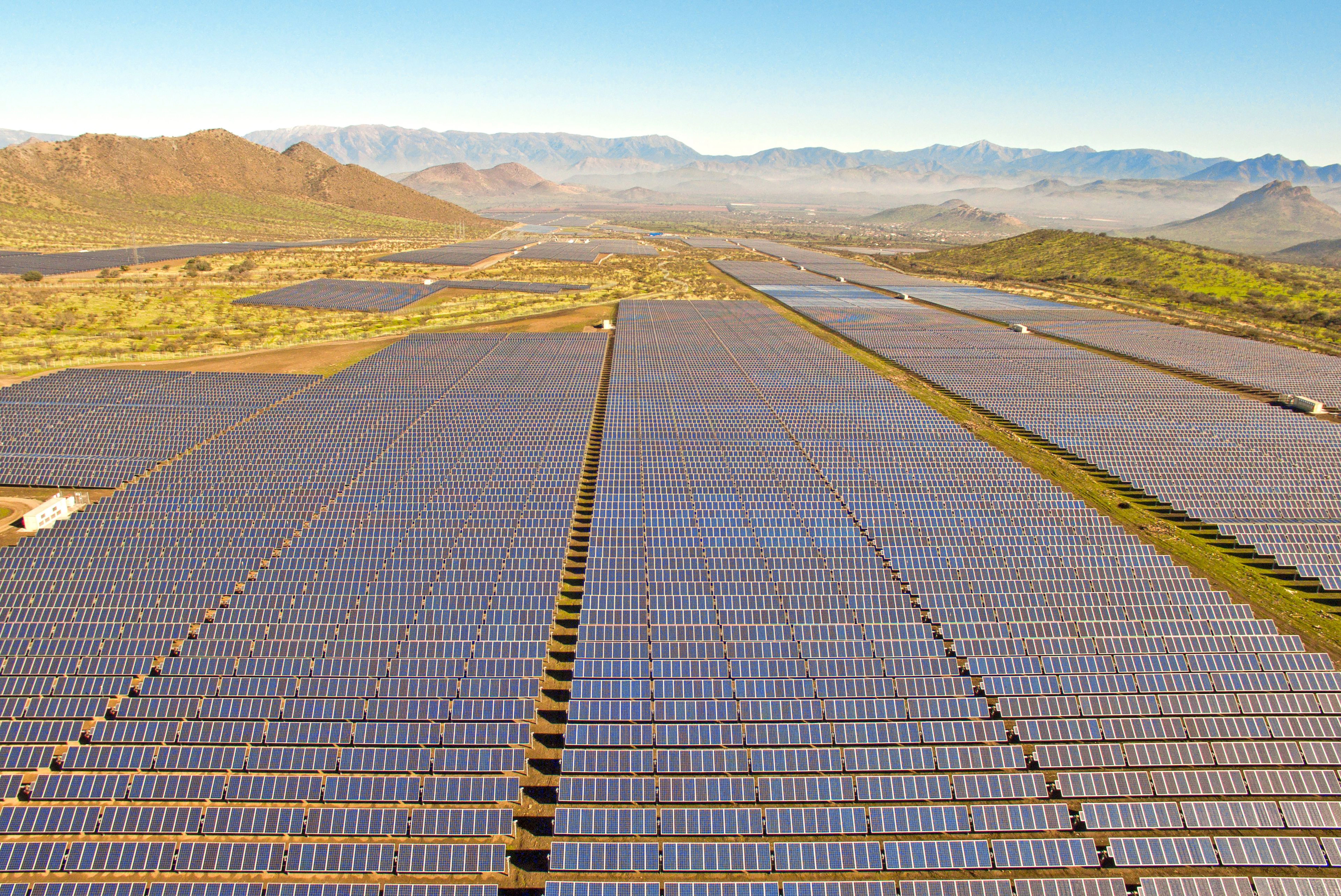 Image of a utility scale solar project featuring TrueCapture.