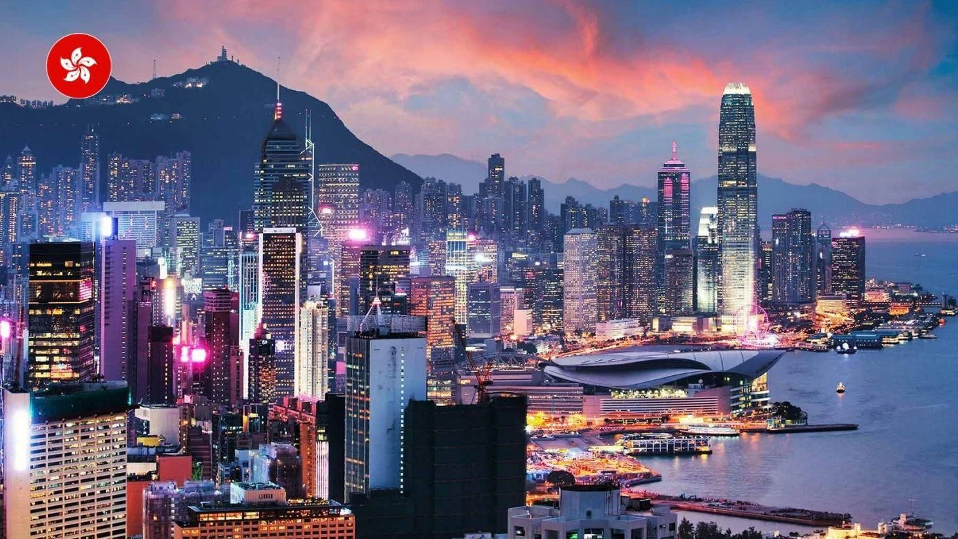 Hongkongs stadssilhuett med många höghus, inklusive en framstående hög skyskrapa i centrum​​ 