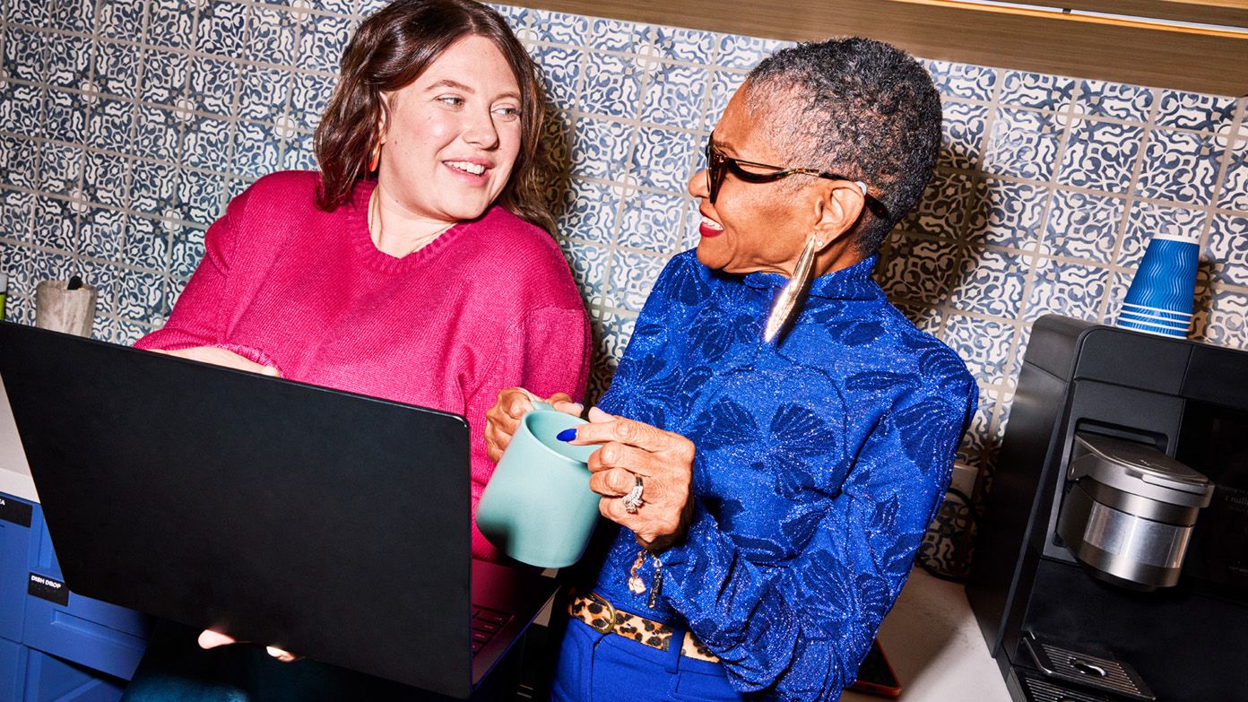 kvinna som skriver på tangentbordet