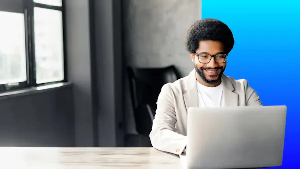 Homens trabalhando no laptop