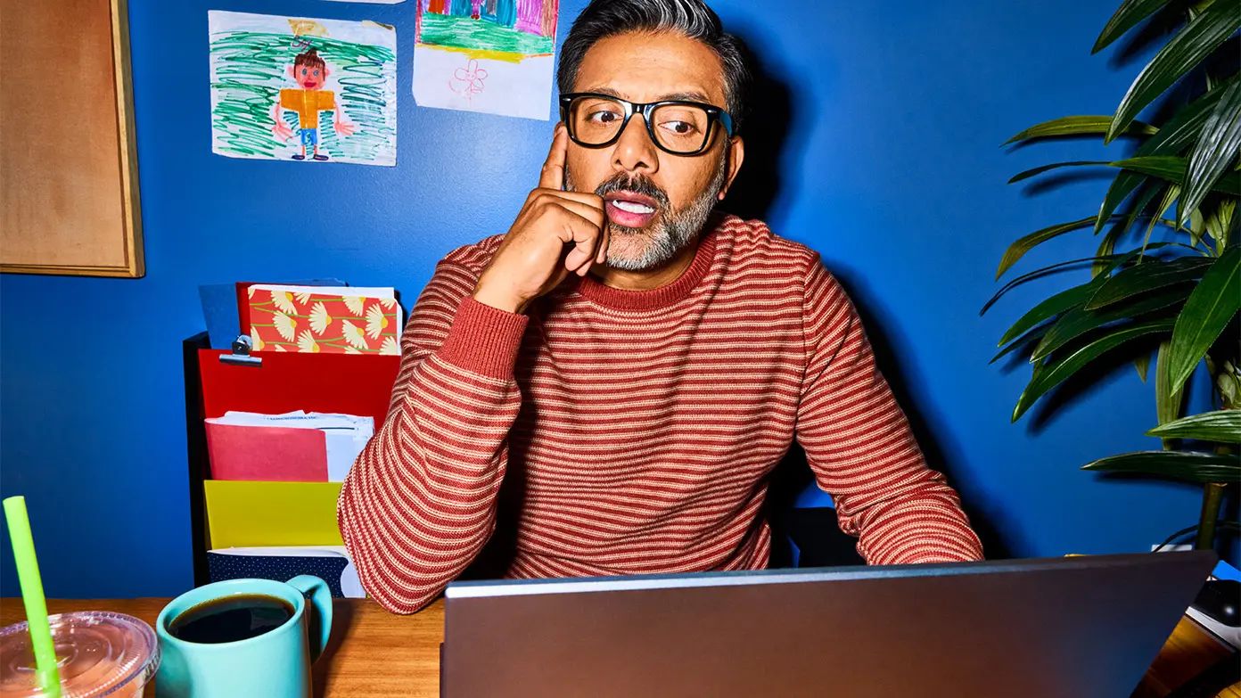 hombre sentado en una oficina y trabajando en una computadora portátil